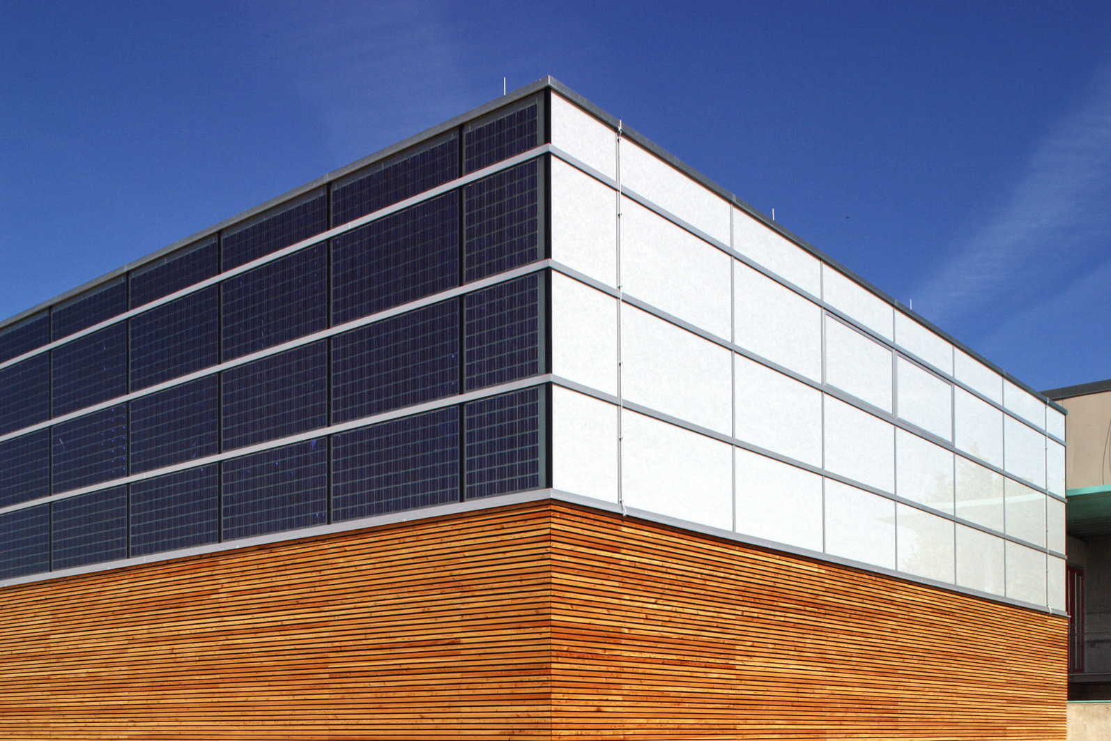 Fachada de energía solar del pabellón de deportes Burgweinting